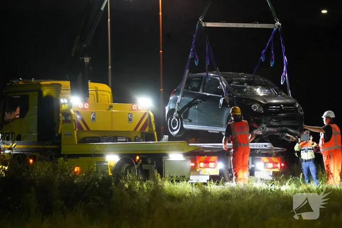 Automobilist vlucht na botsing op oprit