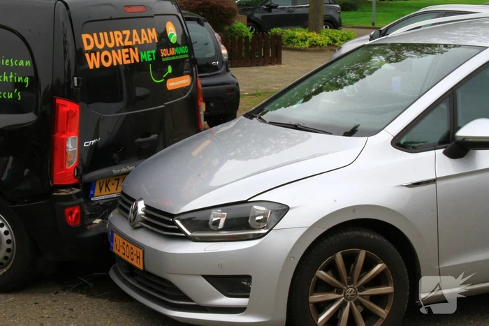 Automobilist botst op achteruitrijdende bestelwagen