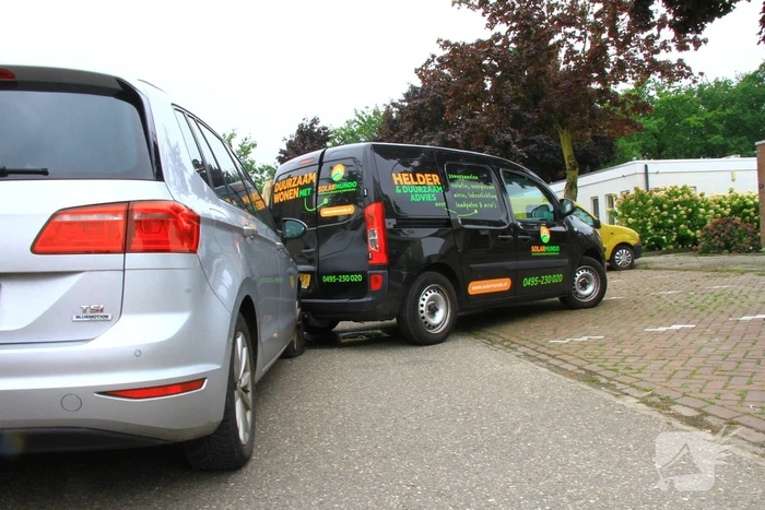Automobilist botst op achteruitrijdende bestelwagen