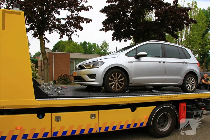 Automobilist botst op achteruitrijdende bestelwagen