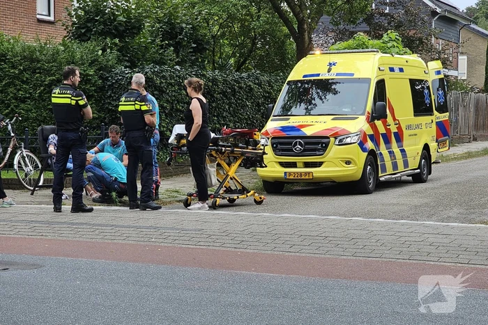 Oudere vrouw gewond na val met fiets