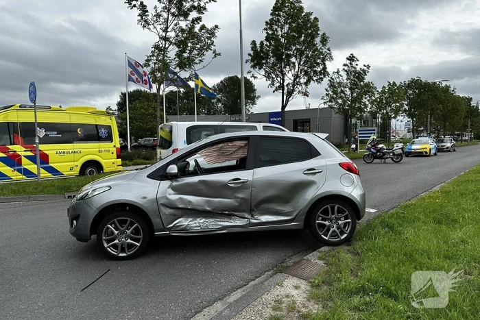 Schade na botsing op kruising