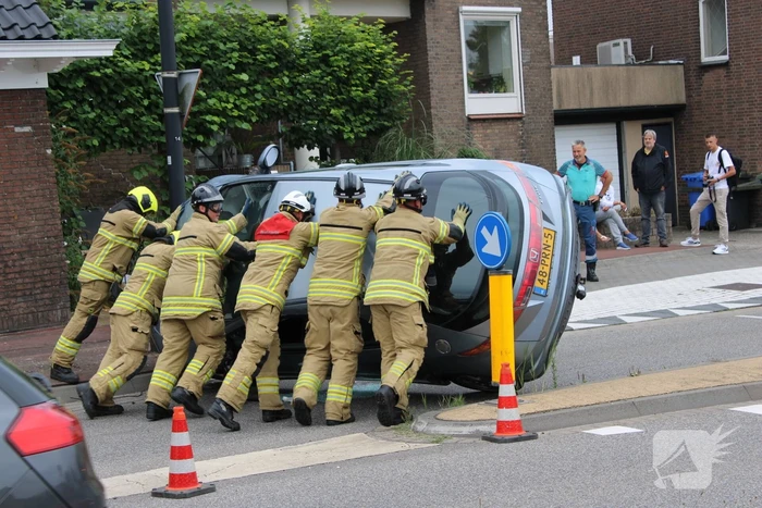 Brandweer bevrijdt bestuurder uit auto