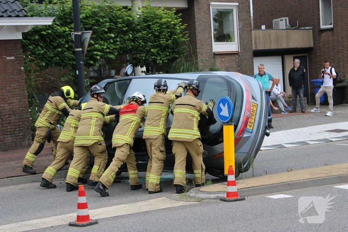 Brandweer bevrijdt bestuurder uit auto