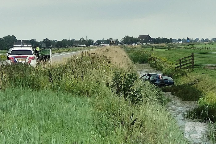 Auto raakt van de weg en belandt in sloot