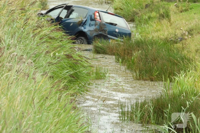 Auto raakt van de weg en belandt in sloot