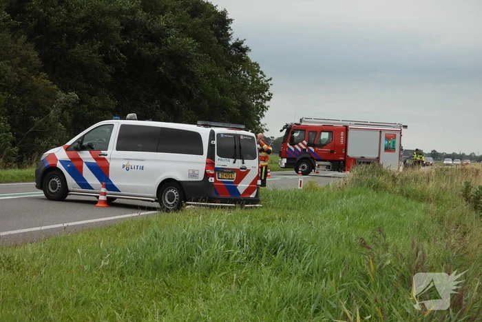 Auto raakt van de weg en belandt in sloot