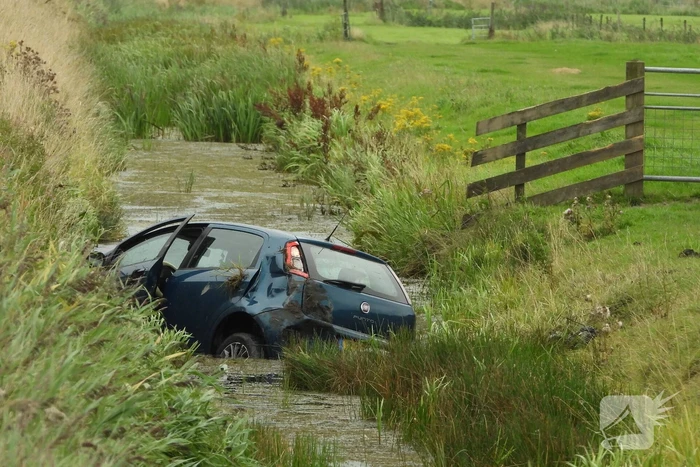 Auto raakt van de weg en belandt in sloot