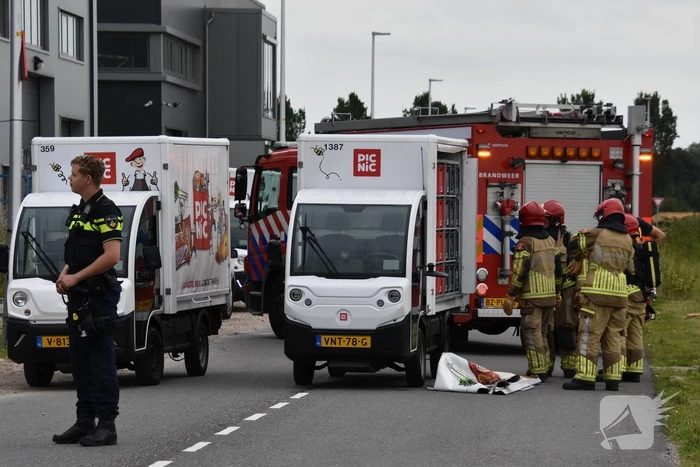 Grote brand bij Picnic, drie elektrische wagens in de fik