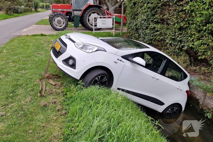 Auto rijdt achteruit de sloot in