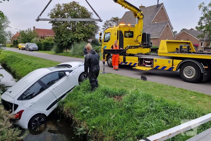 Auto rijdt achteruit de sloot in