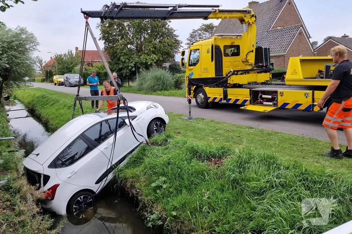 Auto rijdt achteruit de sloot in