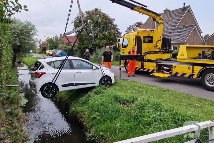 Auto rijdt achteruit de sloot in