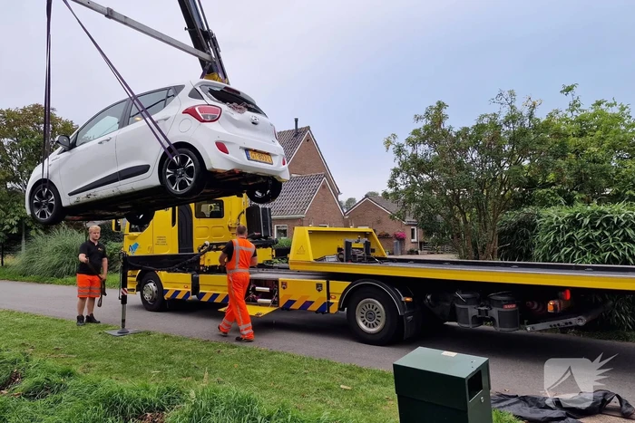 Auto rijdt achteruit de sloot in