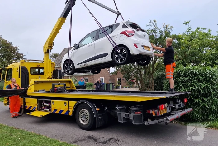 Auto rijdt achteruit de sloot in