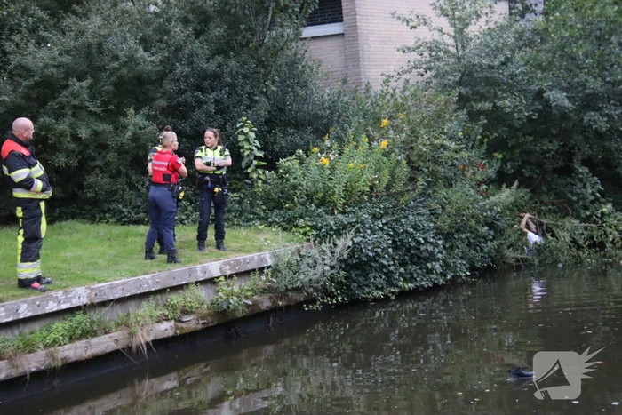 Persoon uit water gered