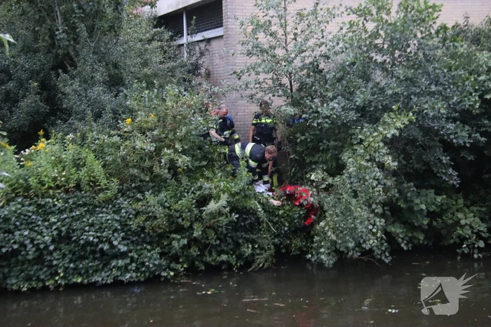 Persoon uit water gered