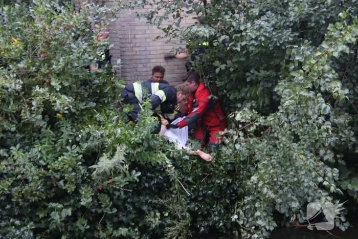 Persoon uit water gered