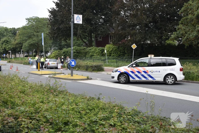 Overstekend fietser ziet auto over het hoofd