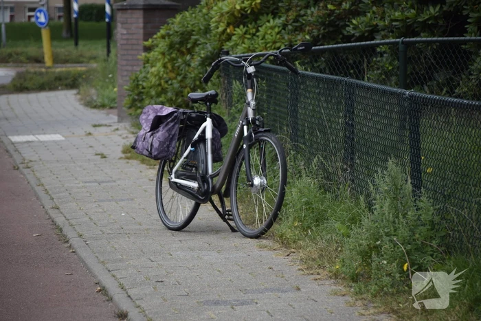 Overstekend fietser ziet auto over het hoofd