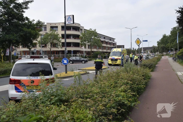 Overstekend fietser ziet auto over het hoofd