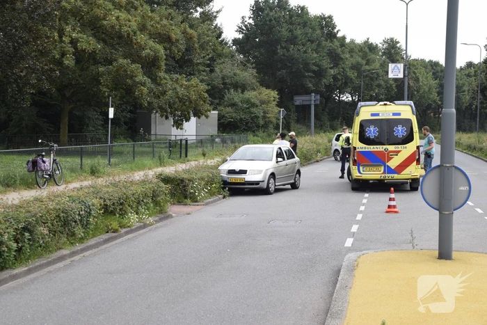 Overstekend fietser ziet auto over het hoofd