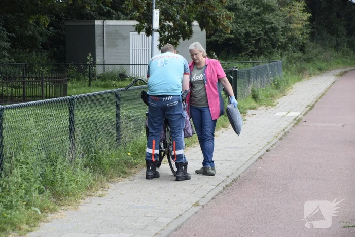 Overstekend fietser ziet auto over het hoofd