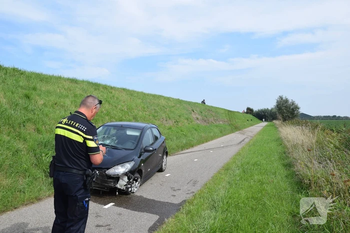Automobilist raakt met hoge snelheid uit de bocht