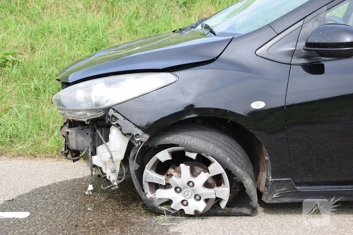 Automobilist raakt met hoge snelheid uit de bocht