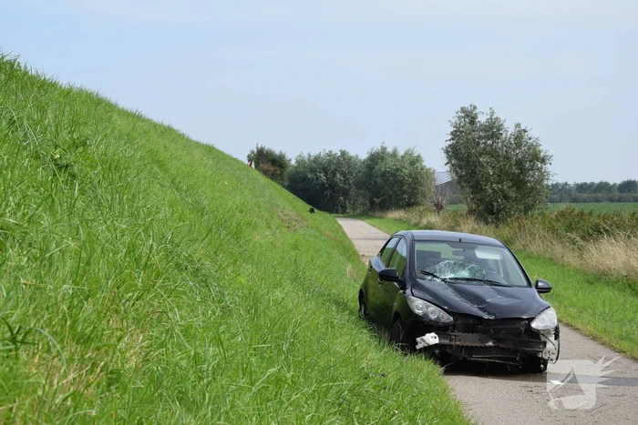 Automobilist raakt met hoge snelheid uit de bocht