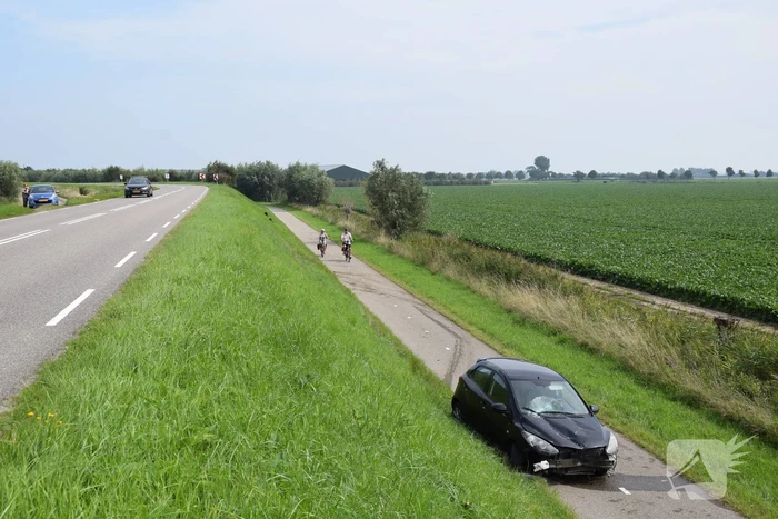Automobilist raakt met hoge snelheid uit de bocht