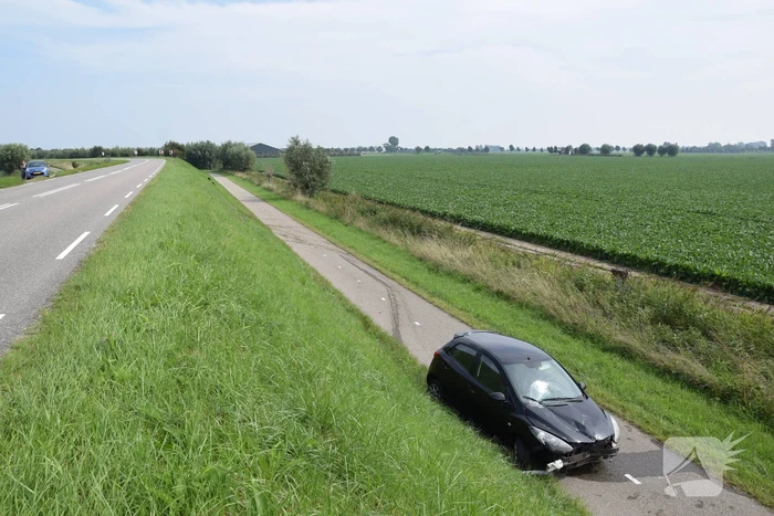 Automobilist raakt met hoge snelheid uit de bocht