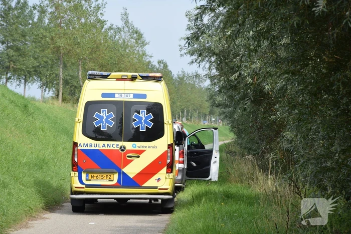 Automobilist raakt met hoge snelheid uit de bocht