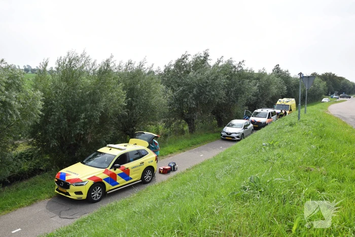 Automobilist raakt met hoge snelheid uit de bocht