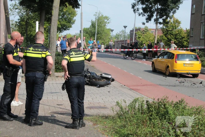 Motorrijder zwaargewond bij aanrijding met personenauto