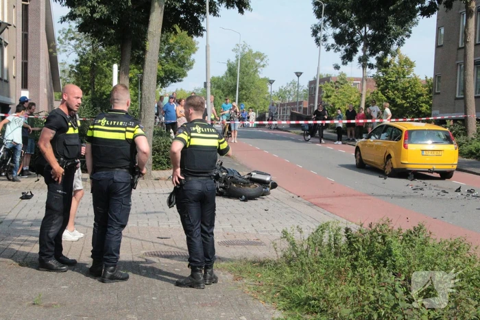 Motorrijder zwaargewond bij aanrijding met personenauto