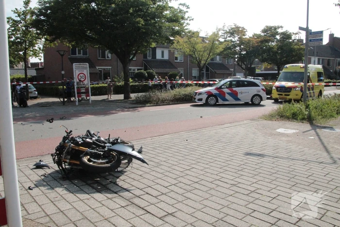Motorrijder zwaargewond bij aanrijding met personenauto