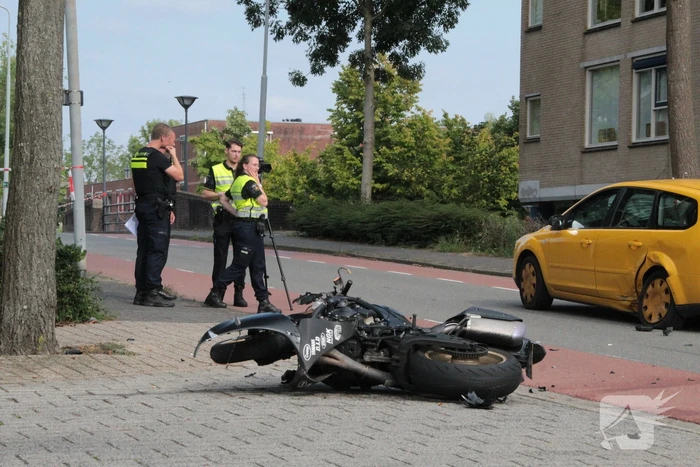 Motorrijder zwaargewond bij aanrijding met personenauto