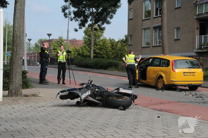 Motorrijder zwaargewond bij aanrijding met personenauto