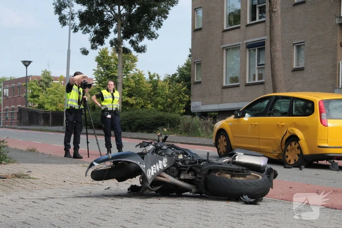 Motorrijder zwaargewond bij aanrijding met personenauto