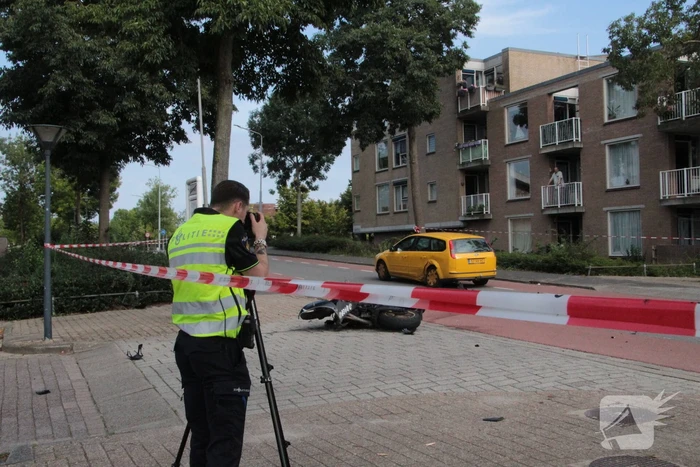 Motorrijder zwaargewond bij aanrijding met personenauto