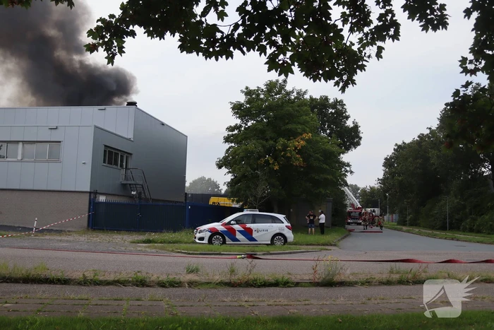 Enorme rookontwikkeling bij grote brand in bouwbedrijf