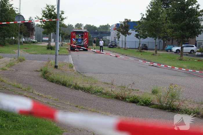 Enorme rookontwikkeling bij grote brand in bouwbedrijf