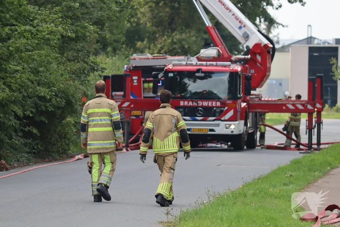 Enorme rookontwikkeling bij grote brand in bouwbedrijf