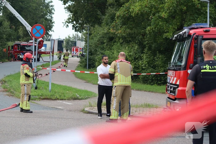 Enorme rookontwikkeling bij grote brand in bouwbedrijf