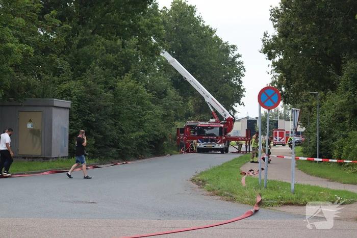 Enorme rookontwikkeling bij grote brand in bouwbedrijf