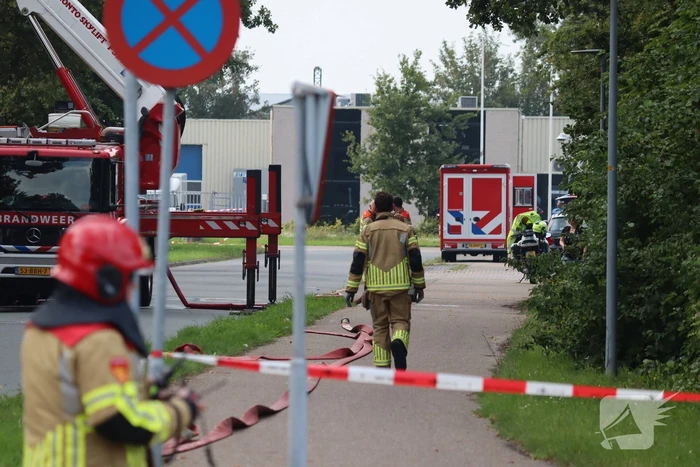 Enorme rookontwikkeling bij grote brand in bouwbedrijf