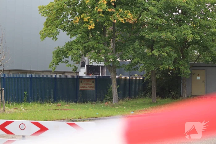 Enorme rookontwikkeling bij grote brand in bouwbedrijf