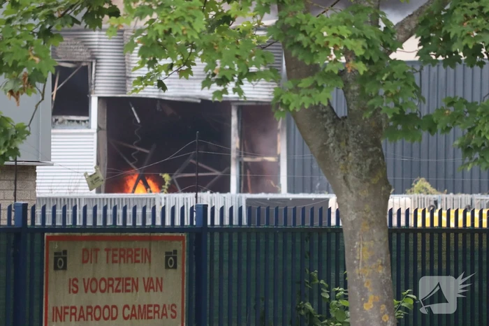 Enorme rookontwikkeling bij grote brand in bouwbedrijf