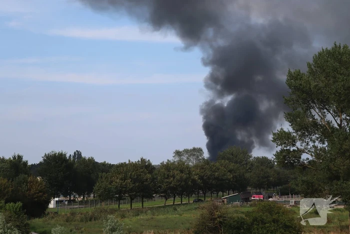 Enorme rookontwikkeling bij grote brand in bouwbedrijf